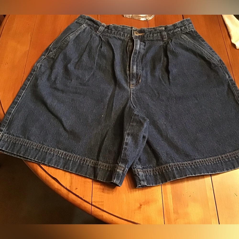 Liz Claiborne casual Jean Shorts in Size 12